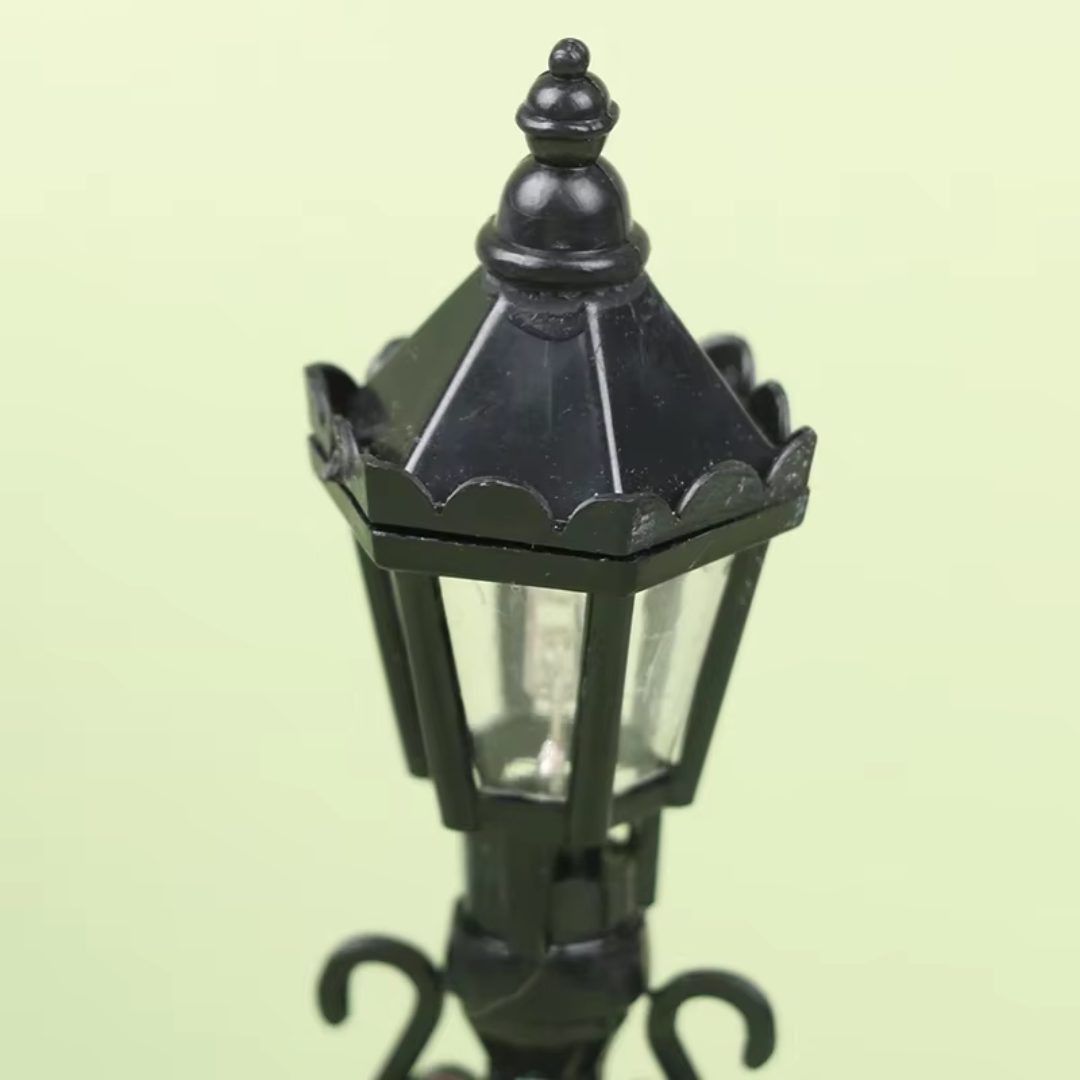 Mini Christmas Street Lamps – 4-Piece Set for Holiday Village & Fairy Garden (Two Styles)